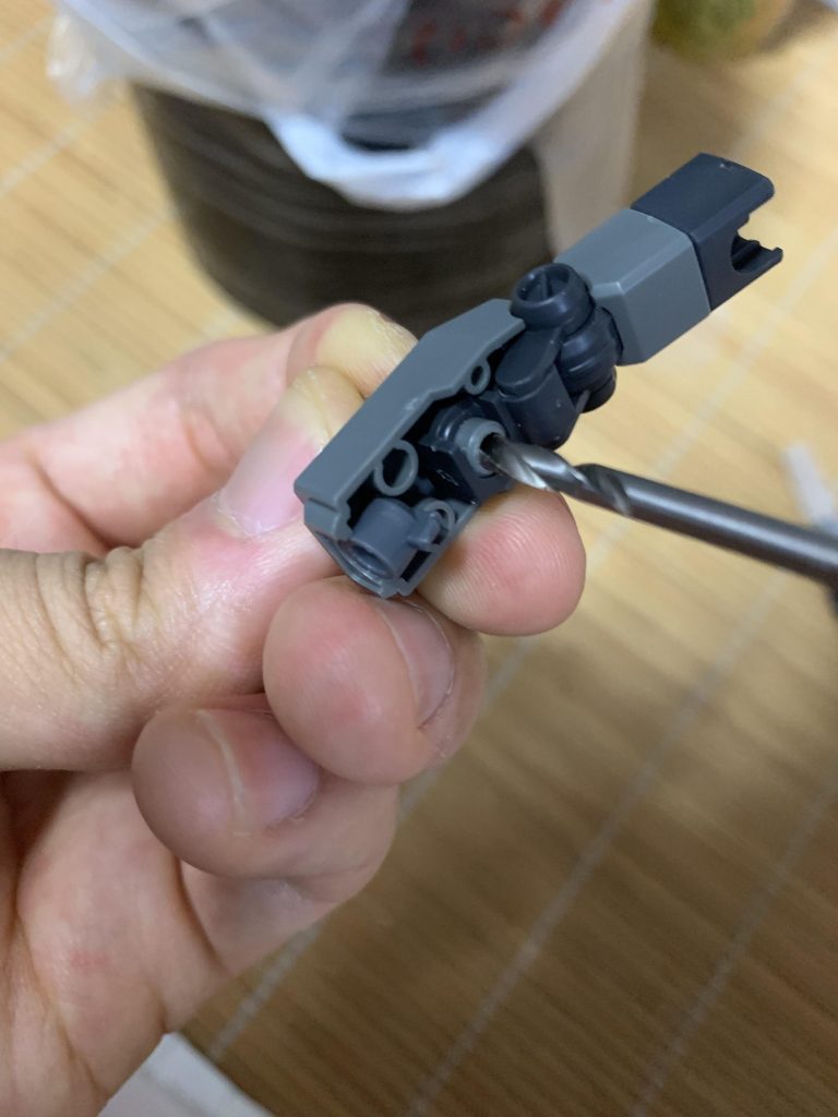 腕のハードポイントは肘関節を固定するピンを貫通させることで簡単に3mmハードポイントにできます。