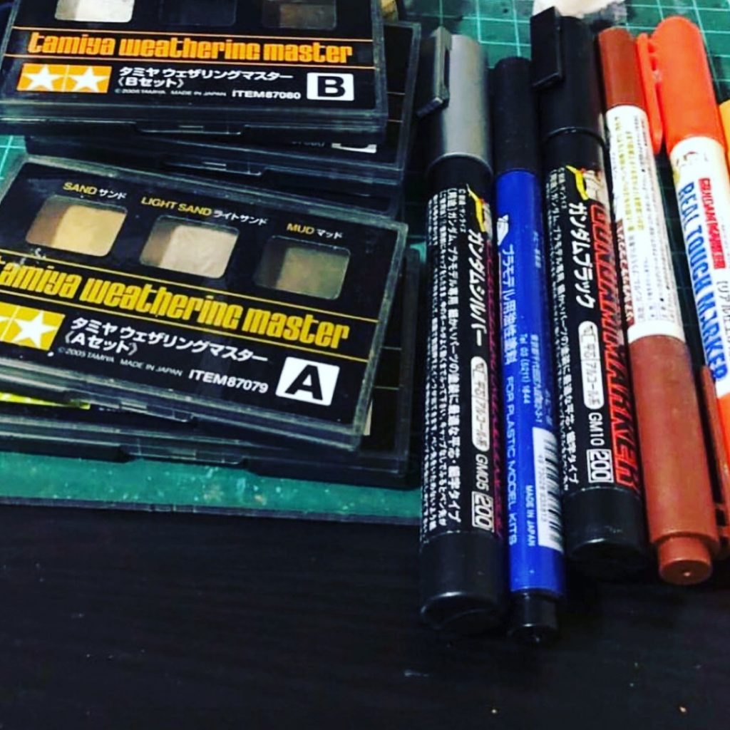 道具はマーカーとウェザリングマスター使ってます。