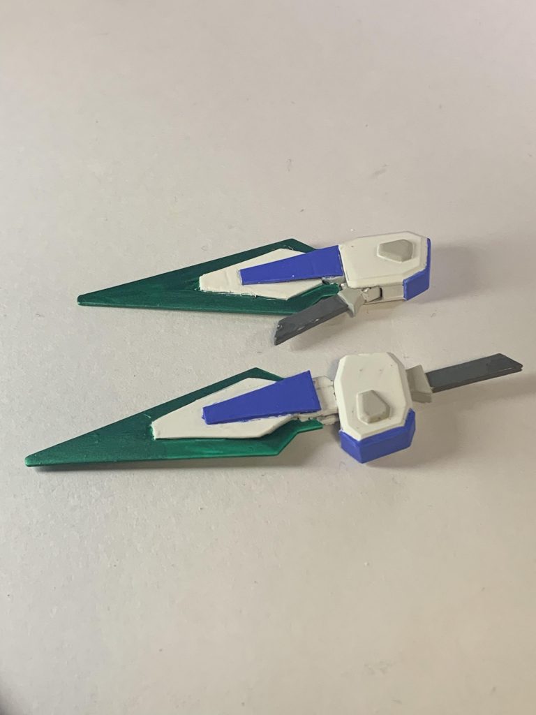 副近接装備である「サイドブレード」。エクスボルブレードと同様の素材を採用し高い攻撃力を誇る一方、刀身の短縮化により軽量化や取り回しを改善した装備となっている。未使用時はサイドアーマーそのものとしてマウントされるため、デッドウェイトとなりえない。