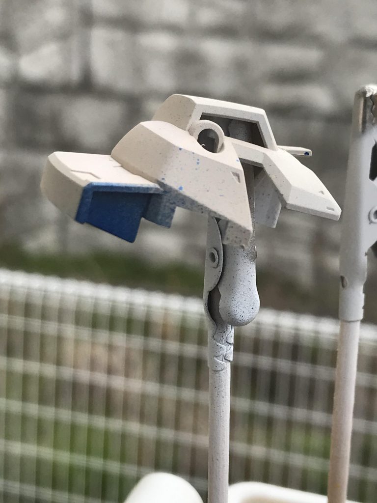 そうでした。ツインアイやメインカメラ?はガンダムマーカーエアブラシです。メタリックブルーとグリーン。この時はベランダ作業に挑戦しましたがマジ冬だったんで、
すぐにエア缶が使えなくなりました。