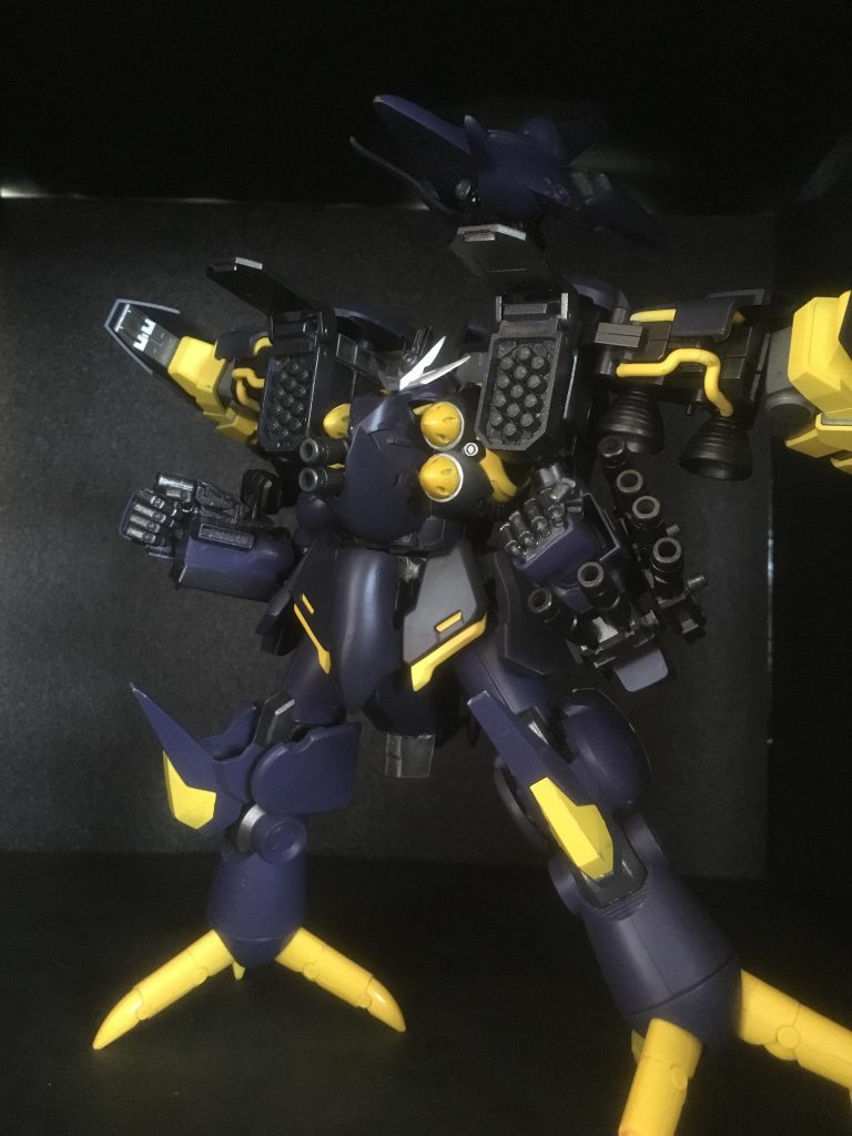 動き回りながら全身の火器を撃ちまくり大暴れする。