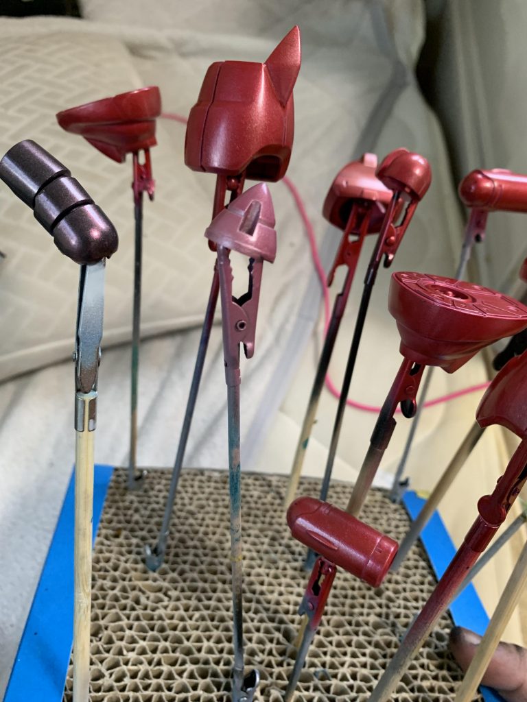 塗装中バラしてたらめっちゃトランザム感
塗装方法を聞かれたので追加で載せておきます
まずはサーフェイサーを吹きます
黒のところは黒サフ、他はグレーサフ
次にグレーサフの方にシルバーを載せます
次に薄い方のレッドはパールレッドを吹きます
濃い方のレッドはクリアーレッドを載せていきます
ミサイル部分を一度シルバー載せた後にクリアーオレンジを吹きます
そのあと全パーツにパールホワイトを拭いてその後に偏光塗料ルビーレッドを全体に拭いてGNドライブをクリアグリーンで墨入れ最後に光沢でトップコートです