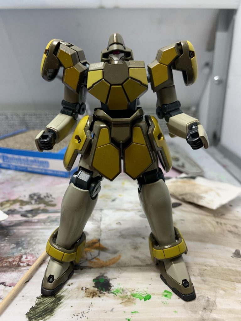 基本塗装終了後。個人的にはマグアナック は泥臭い戦闘イメージがあるので汚したかったのです。
なお、とても良キットなので特に手は加えずストレートに組んでます。

また、基本塗装後のスミ入れ前に光沢トップコートを吹いてます。はみ出しの拭き取り等のリカバリしやすが全然違います。