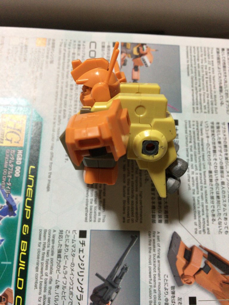 BM胴体とパワードジムカーディガンのバックパックを接合しました。バックパックのピンを切除し綺麗にならしBM胴部に接着しました