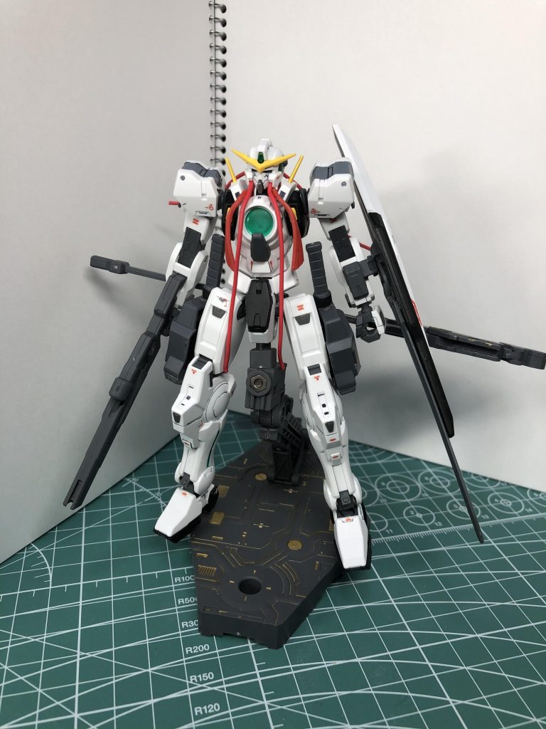 ナドレを近接戦闘特化型の機体として強化する上で特徴的な頭部の粒子供給ケーブルは戦闘の邪魔となることが考えられたため最低限のものだけ残し、太いケーブルに纏められた