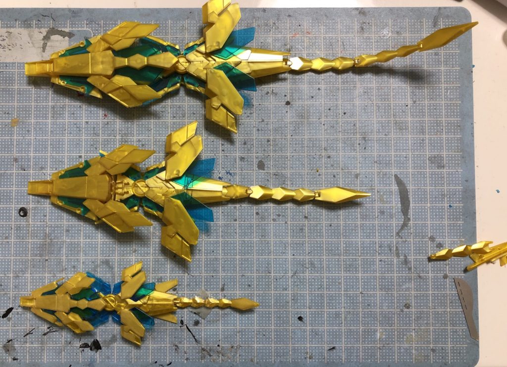 アームドアーマーもバランスが合うように短縮化。上からHGUC、HGUCを短縮した物、CSです。