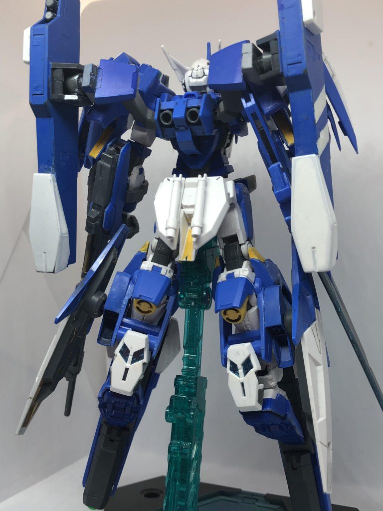 前面に重きを置き、背面は完全にスラスターなどを重点的に配置している。
この事から、宇宙世紀的な命名で「ハリボテ」の不名誉な二つ名を得る事となった。