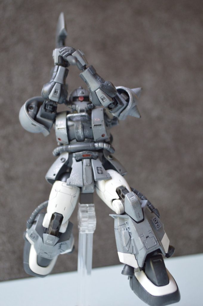 実際にはこう両断するんだろうなのポーズ