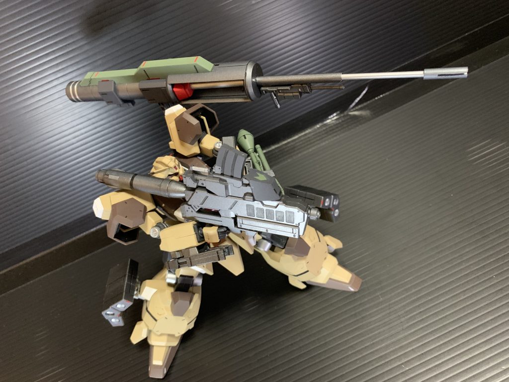 ## ビームキャノン
ガルバルディ・リベイクの榴弾砲をカッ捌いてプラ棒、プラパイプで砲身を作ってます。
砲身下のグリップはバルバトスの滑腔砲で余ってたのが目に付いたので付けてみました。
砲身内部の赤いのはダブルオースカイで余剰するダブルオーの腹筋です。
意味があるのかよくわかんないですが、ただ筒抜けてるのじゃ寂しかったので。