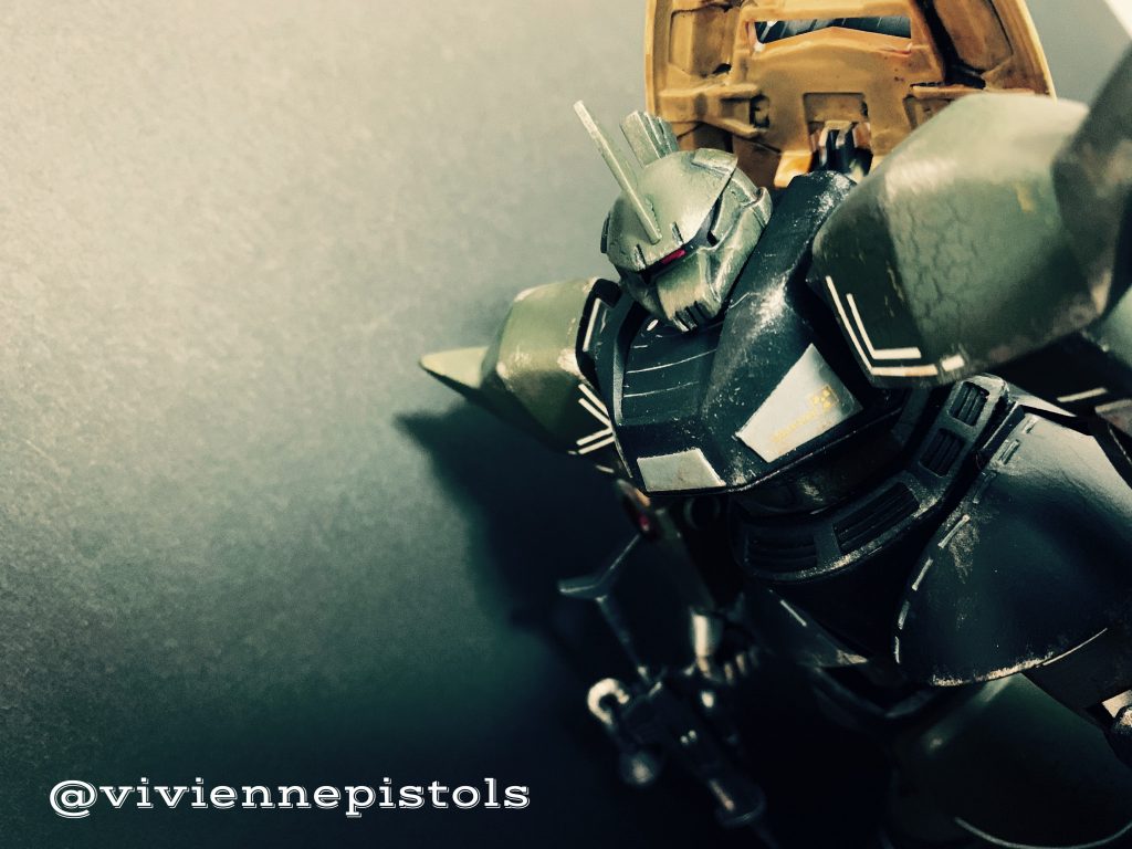 胸部分にはプラ板を貼り、シャア専用ゲルググの豚鼻をガスマスク風に変えました。