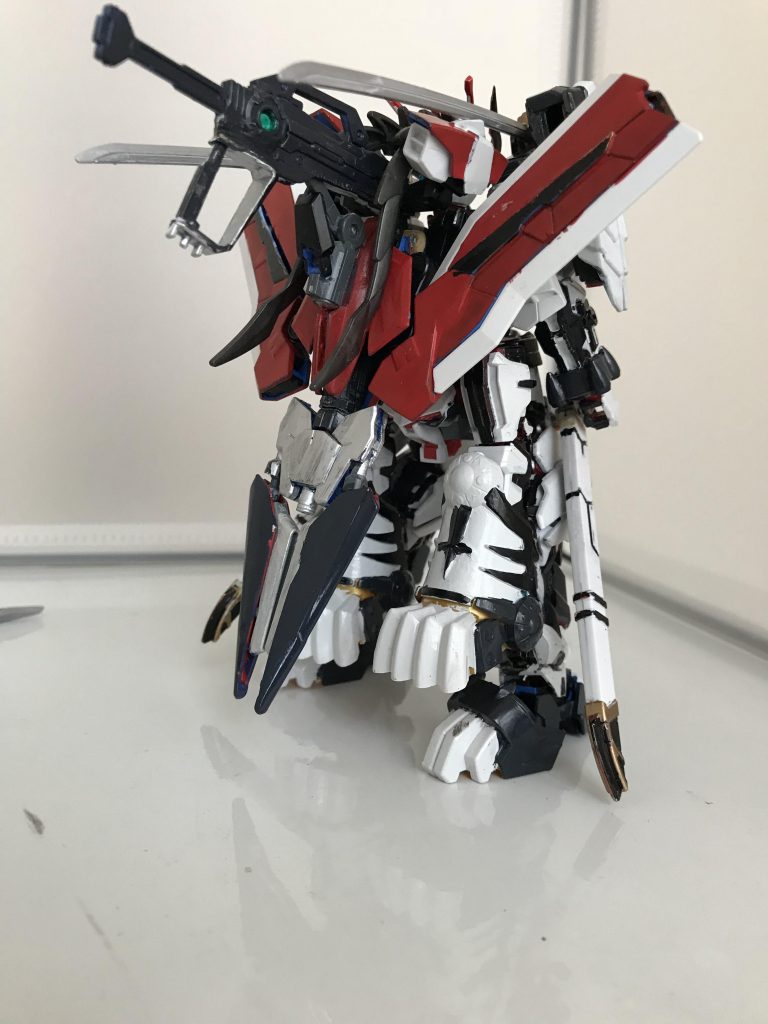 後部。タクティカルアームズと変形ギミックの主要パーツがあります。