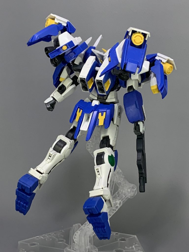 『アストレアL【ダブルアヴァランチ】』
アストレアLにアヴァランチユニットを2セット装備した超加速形態。全てのスラスターを同調させた加速モードでは、一瞬でトップスピードに達する加速力を誇るが、パイロットにかかる負担が大きすぎるため、リミッターが付けられている。