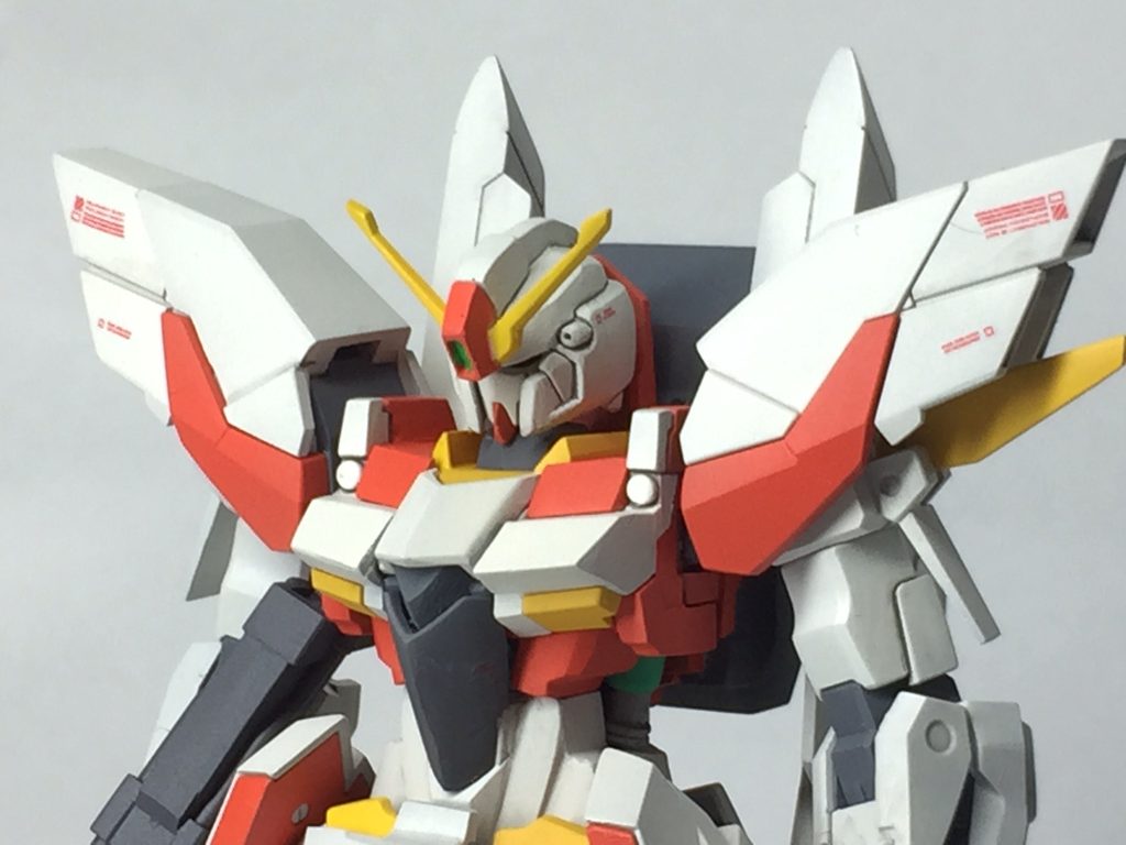 頭部は前後で延長しつつかなり削り込んでシルエットを大きく変更。
アンテナはゼータプラスの物を使用しています。
胴体にはシリンダーを設置して差し色を加えました。