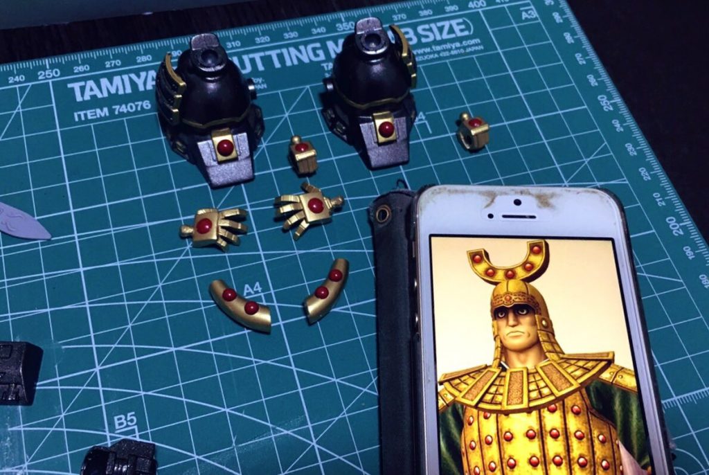 随所に施した金地に赤い丸飾りと、頭部の特徴的なツノの意匠がチャームポイントです（『キングダム』の白起の鎧がモチーフ）。インパクトがあります。
 
カラーリングは当初ジ・O本来の黄色を想定していましたが、史実の秦国が黒の軍団だった事から、そちらに準拠して暗い色を基調にしました。
 
メタリック塗装からクリヤーを重ね掛けし、一部はさらにコンパウンドで磨いてピカピカにしています。



初のオリジナル武将製作で至らぬ点も多々ありますが、反省点として次に繋げて行けたらと思います。

SDオリジナル武将は、先駆者の皆様が素晴らしい作品の数々を投稿されていて、それらに良い刺激を受けて今回製作まで至る事が出来ました。
本当にありがとうございます。
 
今後も盛り上がって参れたら嬉しいです。