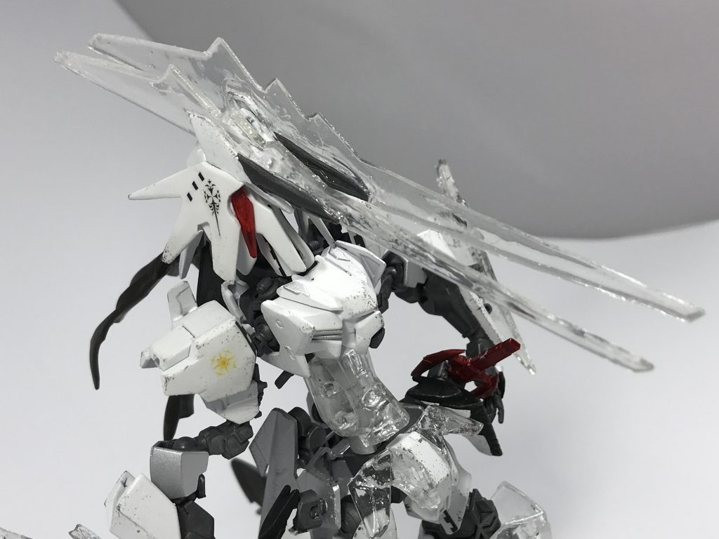 ## [チューンホーン]
ザラシュトラの頭部に搭載された武装兼放熱板。
魔導炉から放出される熱量を利用してヒートホーンとしても利用できる他、エネルギーを放電する事で、雷属性の魔法のような雷撃を放つことも可能である。