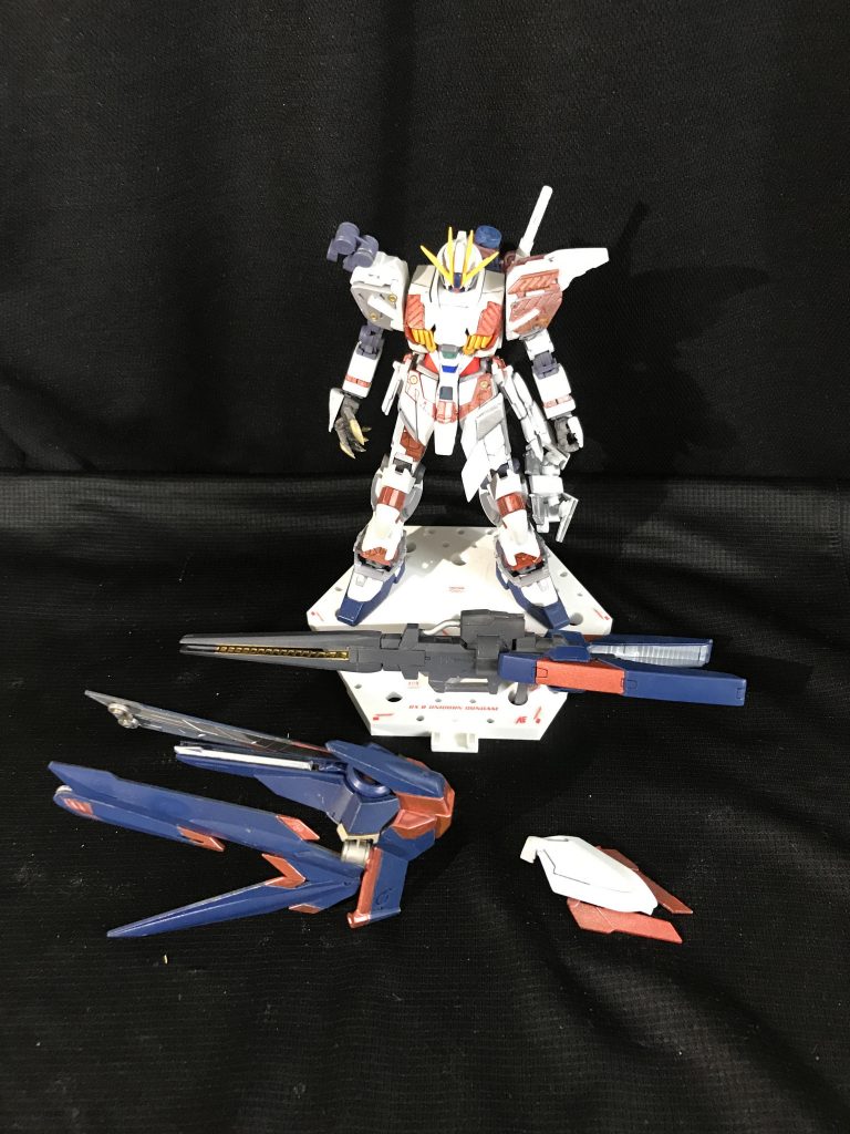 装備外し状態。
右側は肩のサイコフレームを取り外して、バルバトスの手に変更しただけです。
左側はバンシィのパーツを使用して、装甲として追加しました。