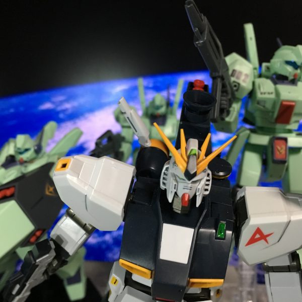 「付いて行ってみせますよ。大尉のガンダムだろうと」