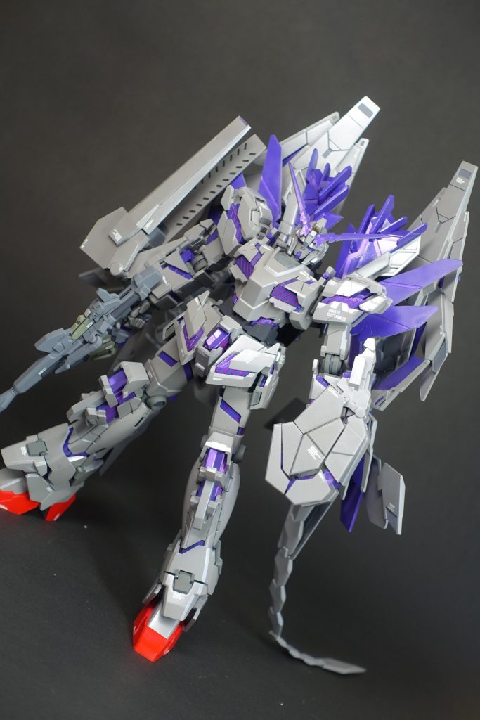 あえてソールはビビットな赤にしてみました