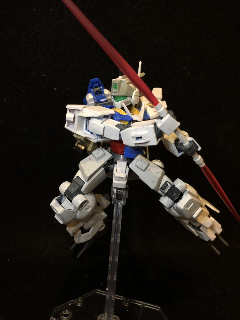 メイン画像の通り、太もも横にマウントされたビームサーベル。両刀サーベルで思い出したのですが、ガンダムUCep7の、カメラ目線でビーム薙刀ぶん回しながら接近してたらビームでぶち抜かれたゲルググ、滑稽ですよね。