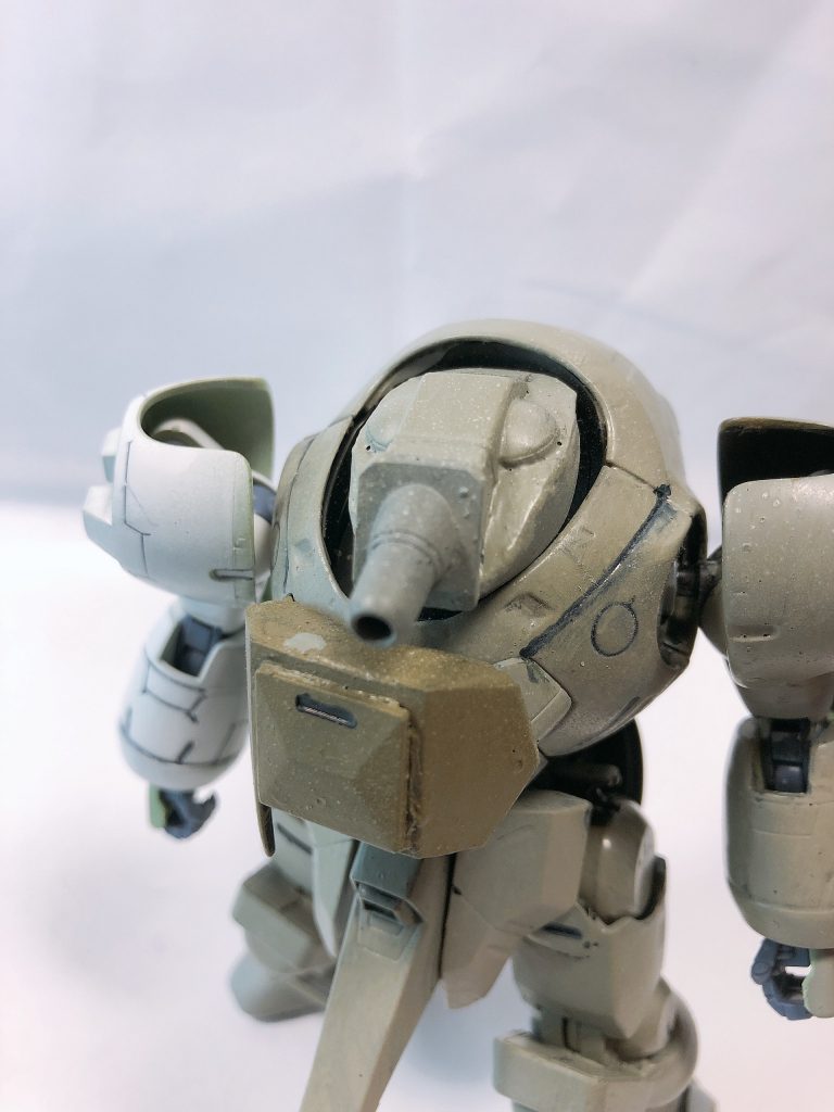 頭部はモビルワーカーを流用して主砲となっている。スモーク弾と信号弾の2個ずつ装備している