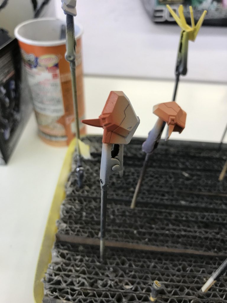 オレンジ色のバーニアスラスターの努力の跡。
この後マスキングして、青を吹く。
胸部と比べ肩の青が濃い原因の一つ。
でもこの辺りは後でエナメル塗料で筆塗るみたいですね。