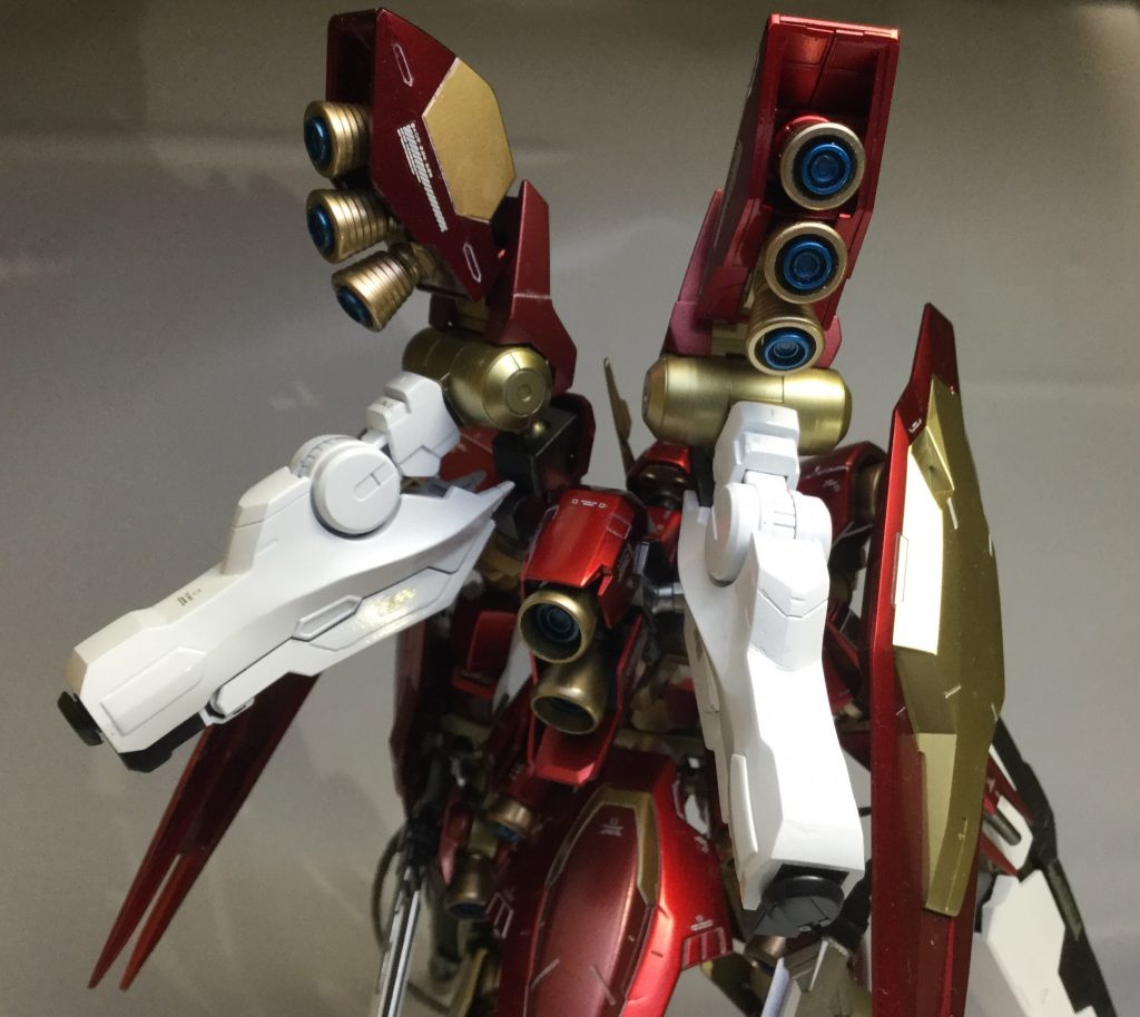 背部ブースターユニットの構成は、
土台をシナンジュ スタインとし、
グレイズ アインの肩パーツをブースター化。
プロペラントタンクはルプスレクスの腕パーツを使用。