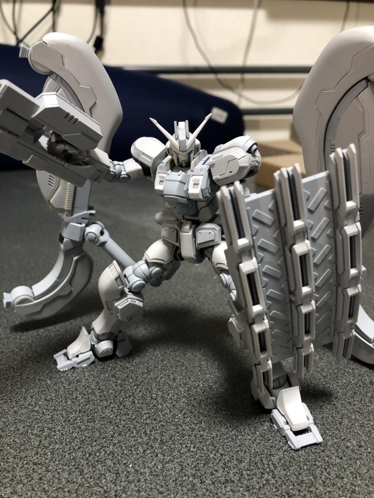 サフを吹いて。左肩と胸部、脚部にもプラ板を使ってディティールを足してみました。