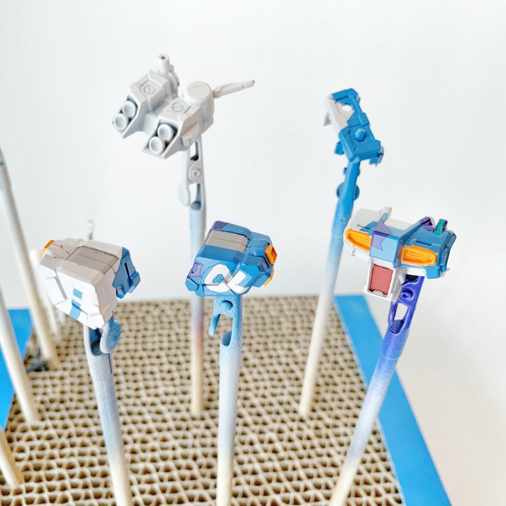 【製作工程・上半身】前述の両肩外側のスラスター以外は素体そのまま。コクピットハッチのレッドだけ素体の塗装をそのまま利用しています。