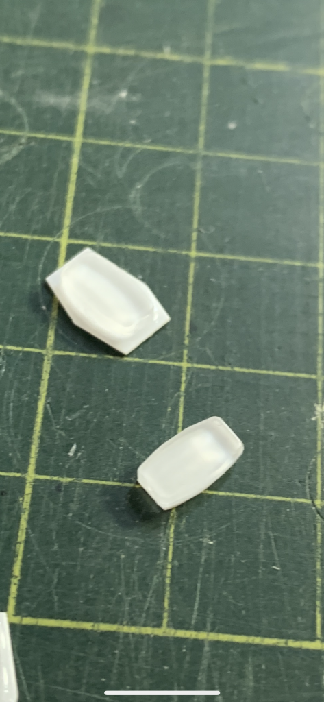 余剰のクリアパーツを白いプラ板に貼り