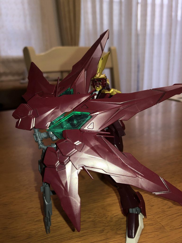 一応モードがあり、天空十字剣の羽が閉じている状態がスピード特化のアサルトモードで、開いている状態が防御特化のシールドモードです。シールドモードの時には羽の合間からビームシールドが展開する設定になっています。