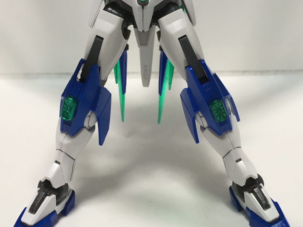 脚部にある2基のGNブラスター。
ダブルオーダイバーエースの膝パーツに小さな穴を開けて、ストライクフリーダムのカリドゥスを接着させました。因みに脚部の上辺りはダブルオーガンダムのと交換しています。