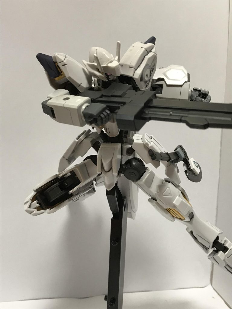 武装1 マルチライフル
試験装備の一つ。通常のものよりも口径の大きい弾丸を発射する。銃身下部にはグレネードランチャーを装備しており、状況に応じて様々な弾種を撃ち出すことが可能。
レオパルドダビィンチから流用しています。