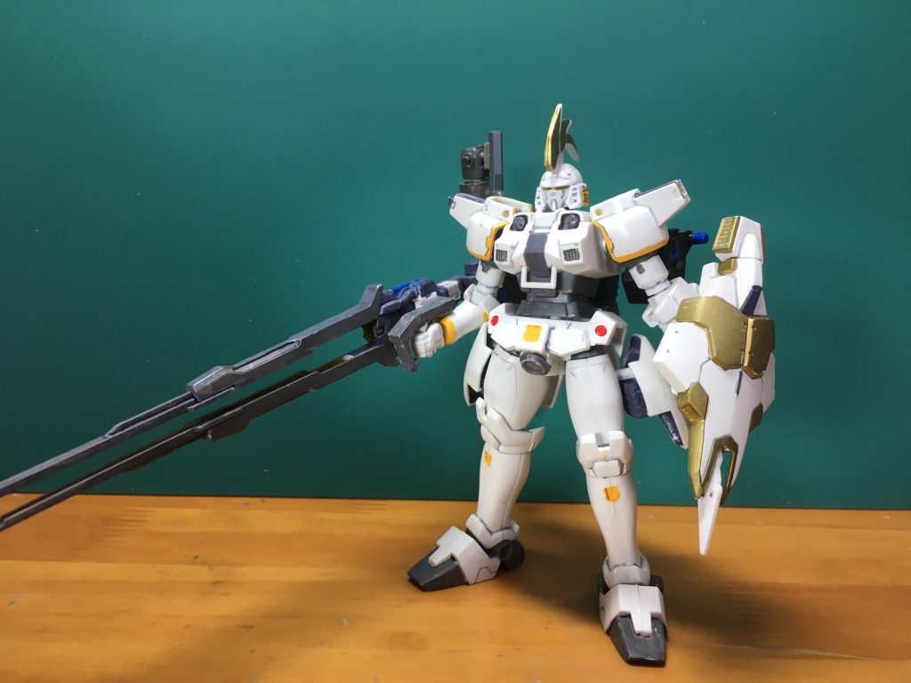 　使用したトールギスⅢは、3種類組めるコンパチキットでした。そのため胴体は旧トールギス/Ⅱ兼用のものと、Ⅲ用に腹部ボールジョイントが追加された新規パーツが付属していました。

　新規パーツをメインで使用し、Ⅱの頭部と余った胴体はオリジナル形態「トールギス改」用に使いました。「地球にいたときにスーパーバーニアを失い、重力下仕様に調整されたら」と仮定しました。