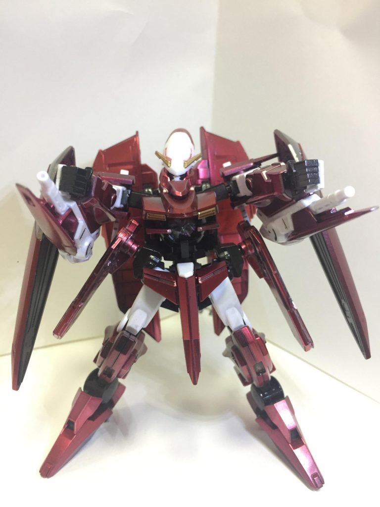 正面からGNビームライフルを構えた形です。ほんとはスタンドに乗せて飾ろうかと思ったのですが自立するかの確認でこうしています。