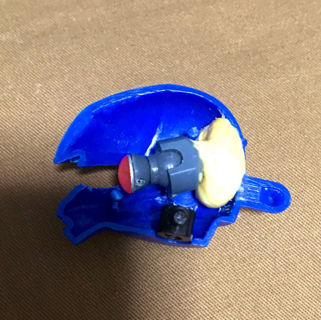 モノアイ部分をくり抜くのが地味き大変でした。ボールジョイントなのでそれなりに動きます。