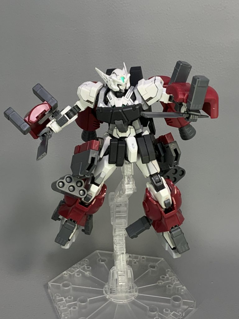 『アストレアB【アメイジングファイター】』
アメイジングブースターのパーツを装備したバリエーションの１つ。格闘戦に特化しており、敵の攻撃を受けながら接近し、強力な一撃を叩き込む。
このデータをもとに、 アストレアCが設計された。