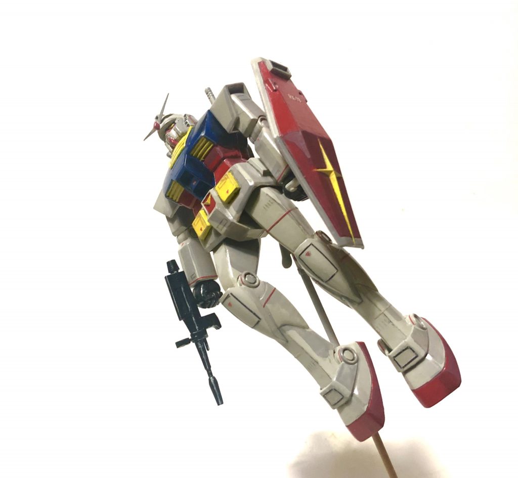 デモンストレーションカラーの試作モビルスーツをAnniversary40thの伏し目に作って思う事は、
 
「飛べガンダム!」
 
やっぱ僕の永遠のヒーローだった。