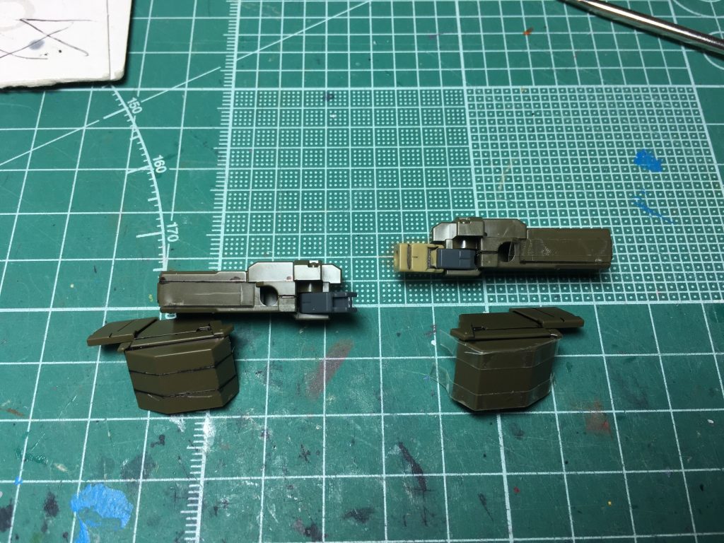 　武器の合わせ目以外は段落ち処理しています。片方の機体は背面のキャタピラカバーと前腕にスジ彫りを追加しています。