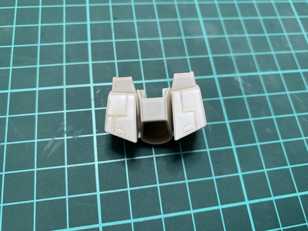 スジ彫りをし、プラ板を付けました。