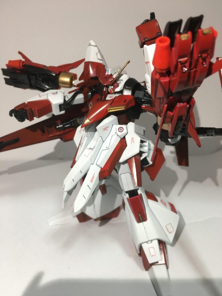 両腕のGNクローコンテナはシールド兼近接戦闘武器に。火炎放射器も装備。