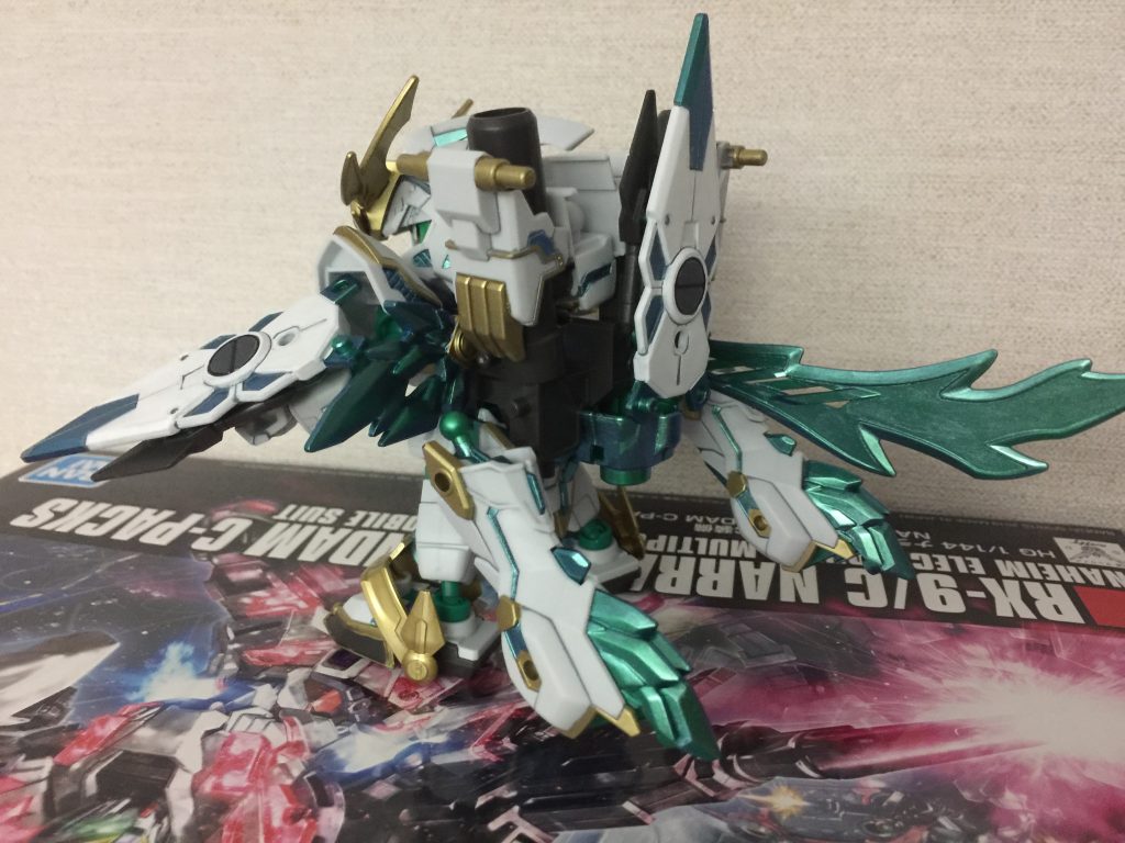 グリーン部分には偏光塗料を使用しています。
緑から青に見え方が変わるので面白いです