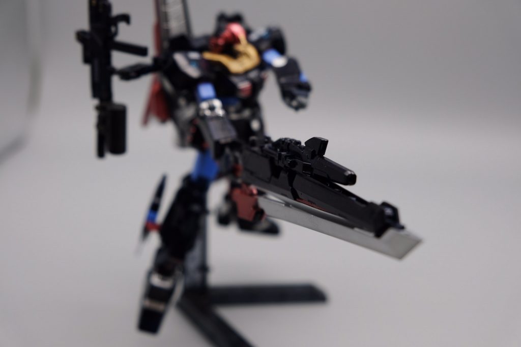 メイン武装となるビームマグナムブレイドです。
丸出しだとそれっぽ過ぎちゃうので隠蔽も兼ねて複合武器にしました。