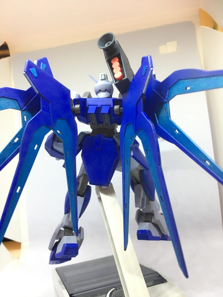 後ろから見た感じ。ランナーのプラ棒を接続部にブッ挿しが丸見えww