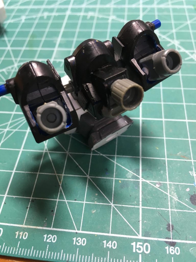 　トールギス改のトライブースターは、HGとコレクションシリーズのデスティニーから流用したバックパックです。HG2個、コレクションから1個使いました。ジャンクのポリキャップとランナー棒で左右を接続。干渉する軸を切り取りました。

　左右バーニアは当初U・バーニアフラット」を使っていましたが、後にデザインの整合性を考え、HGリボーンズのバーニアを使用。中央バーニアはランナータグを三角柱の形にして、バーニアを接着。