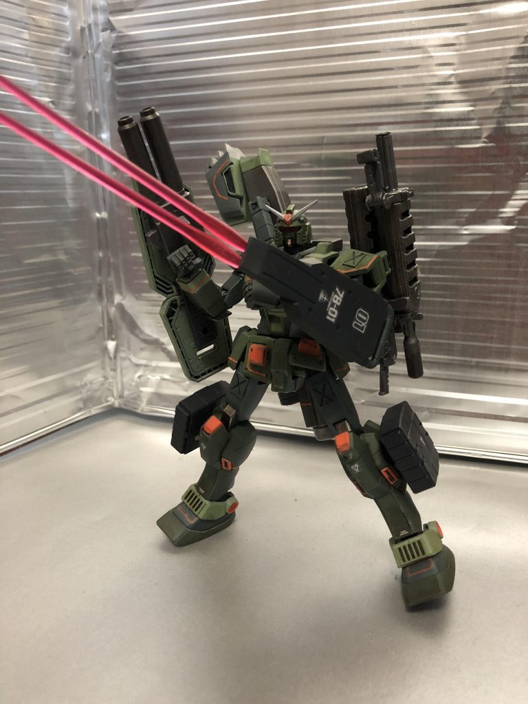 ## ビームサーベル
シールド下部に2基装備している。シールドに接続したまま扱えるためフェイルセーフとしては充分機能する。