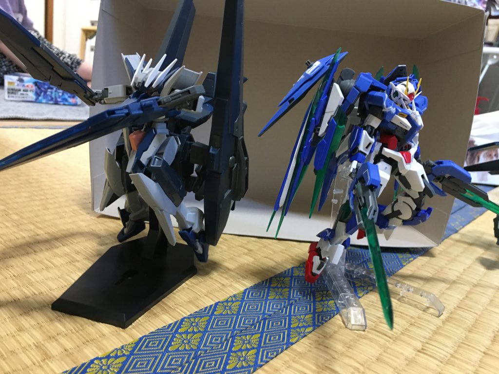 ライバル気をイメージしたザラキエルカスタムとのツーショット。
攻撃的なザラキエルに対して、上品なポージングのシュヴァリエです
この形態がヘビーウェポンとなります