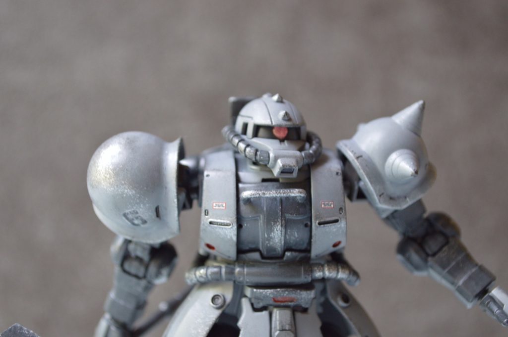 前面にハンドル？を付けてます。また右ショルダーはザクスナイパーで余った物を付けました。加工なしで付けれたのはありがたかった。頭部も壽屋をパーツを付けました