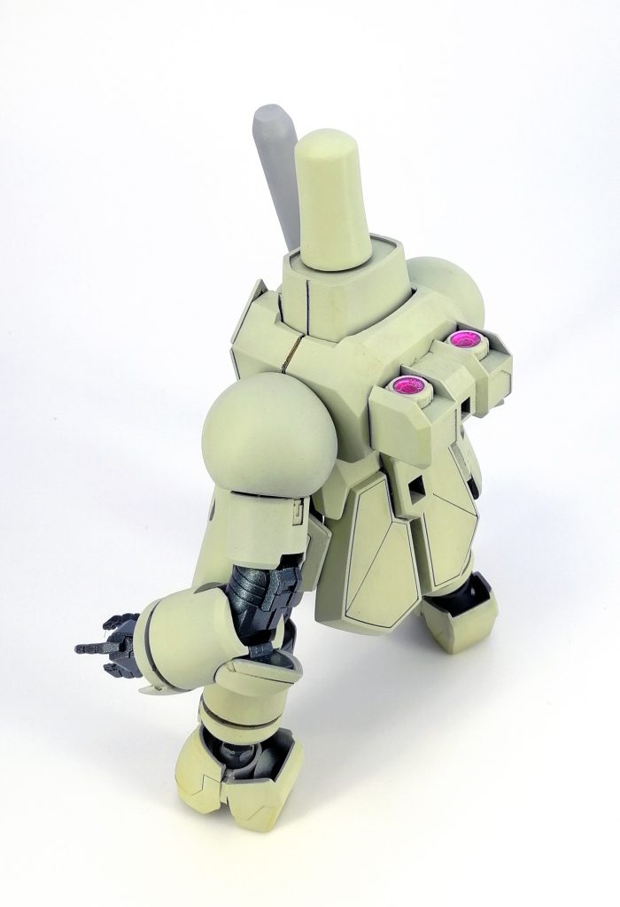 背中に魔導的なやつによく付いてる光る魔力的なアレ。
関節というかフレームがキラキラしてるのは魔力の燐光的なやつです。
外殻に魔力が流れないので神代騎士では外殻が煌めくけど現代騎士はフレームが煌めく。