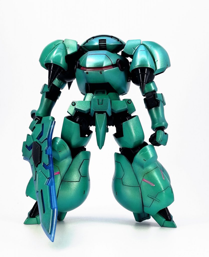 股間と腕がリーオー。股間のトンガリはリボンズガンダムの膝です。
胸はケンプファーそのまま使おうと思ったらちょっと上にバランス寄りすぎてたので上下反転。
肩はヘルムヴィーゲにトゲ生やしました。
頭はシャルフリヒター頭の前面をくり抜いて横スリットに変更。中にはグレイズの目が入ってます。
足はグシオンをベースに付け根はマンロディの球で接続。足首はリボンズガンダムに変更して騎士味を強化してみました。