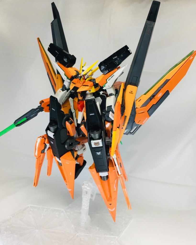 各種、強化パーツを装備して、なんちゃって最終戦モードに!
足は磁石とクローについてるパーツでなんとか固定。
本来だと、膝から下がブースターだけど、
今回はせっかくなので着脱式に。